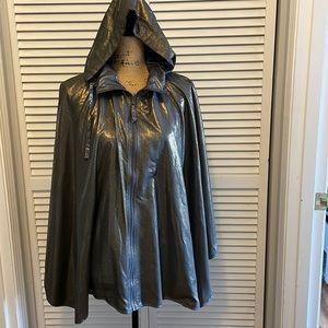 Lightweight rain poncho with two inside pockets